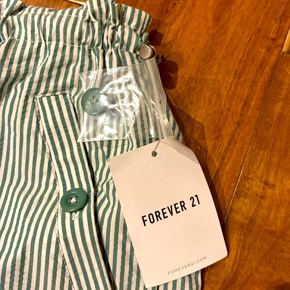 Forever 21 Stripped Women Shorts✨ - Picture 3 of 10